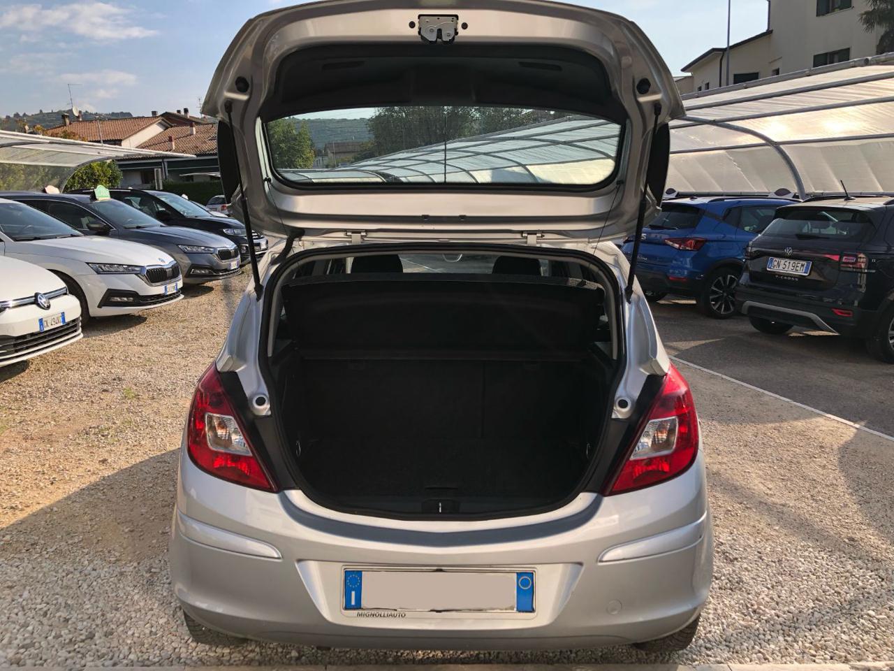 Opel Corsa  1.2 5 porte Club OK NEOPATENTATI